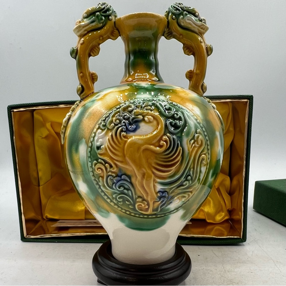 Tang Tri Color small Vase with wooden Stand Natnl Museum of History Chinese Art
